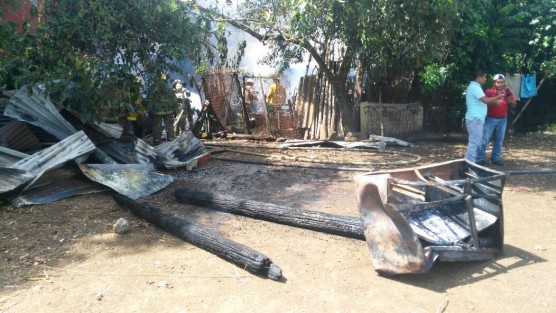 Una abuelita perdió  todas sus pertenencias en la colonia El Girasol de Córdoba, al incendiarse su humillde vivienda.
