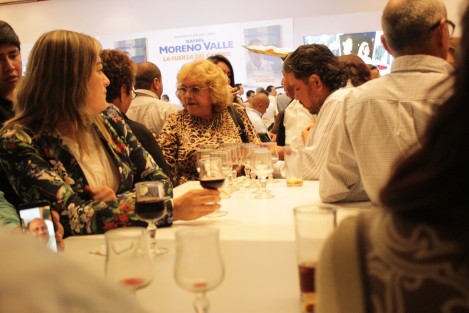 Con vino, canapés, proyecciones con equipo de producción de video, Rafael Moreno Valle presentó en Xalapa su libro <em>La Fuerzadel Cambio</em>, ante empresarios, políticos y demás simpatizantes, en donde narra su historia familiar y trayectoria profesional y política.
