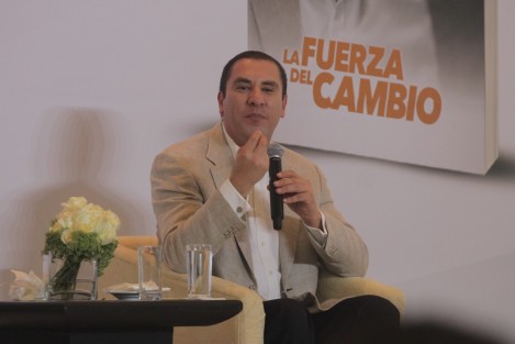 A decir del panista aspirante a la candidatura a la presidencia, en su afán de escribir se acercó al editor Miguel Ángel Porrúa, con quien su administración estatal no tuvo tratos, quien aceptó publicarle bajo un contrato de exclusividad, y debido a que sólo en Puebla era conocido, el editor le pidió que en su primer libro contara su vida y trayectoria.
