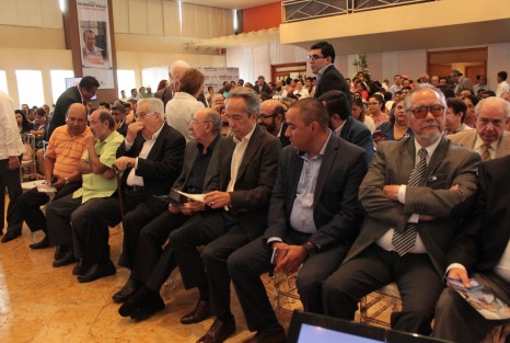 Moreno Valle dijo que durante su infancia viajaba a Xalapa a pasar sus vacaciones con la familia Fernández, ya que Don Justo Fernández y  su abuelo eran amigos; por lo que integrantes de la familia Fernández estuvieron presentes en la presentación del libro. 
