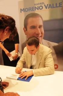 Con vino, canapés, proyecciones con equipo de producción de video, Rafael Moreno Valle presentó en Xalapa su libro <em>La Fuerzadel Cambio</em>, ante empresarios, políticos y demás simpatizantes, en donde narra su historia familiar y trayectoria profesional y política.
