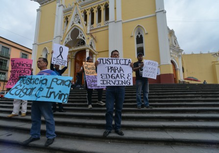 Familiares de Edgar Altamirano Alfonso e Irving Moreno Olvera,  se manifestaron en demanda de justicia, ya que en un accidente el fin de semana, causado por un automovilista que conducía alcoholizado, presuntamente nieto del excontralor Ricardo García Guzmán, el primero falleció, y el segundo resultó gravemente herido, perdiendo una pierna.
