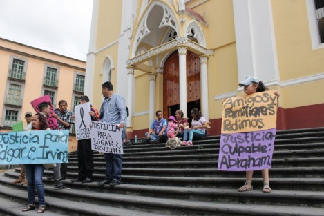Familiares de Edgar Altamirano Alfonso e Irving Moreno Olvera, se manifestaron en demanda de justicia, ya que en un accidente el fin de semana, causado por un automovilista que conducía alcoholizado, presuntamente nieto del excontralor Ricardo García Guzmán, el primero falleció, y el segundo resultó gravemente herido, perdiendo una pierna.  