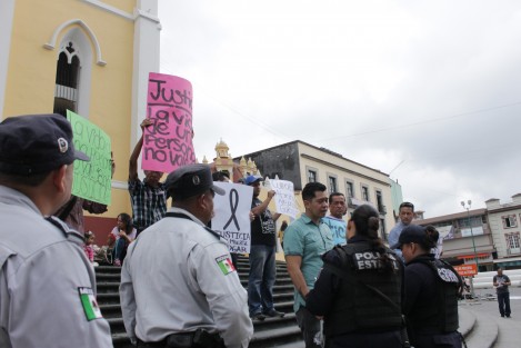 Familiares de Edgar Altamirano Alfonso e Irving Moreno Olvera, se manifestaron en demanda de justicia, ya que en un accidente el fin de semana, causado por un automovilista que conducía alcoholizado, presuntamente nieto del excontralor Ricardo García Guzmán, el primero falleció, y el segundo resultó gravemente herido, perdiendo una pierna.  