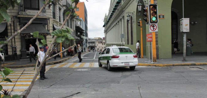 A pesar de la presencia de agentes viales en el crucero de Enríquez y Leandro Valle, estos no informan a los peatones sobre el cambio de sentido en la circulación de la segunda calle, por lo que los transeuntes están sometidos a la buena voluntad de los conductores. 