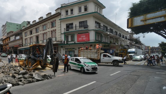 Conforme lo anunciado, desde esta mañana la calle Leandro Valle, en el centro de Xalapa, cambió el sentido de su circulación debido a las obras de remoelación  en la avenida Enríquez. 