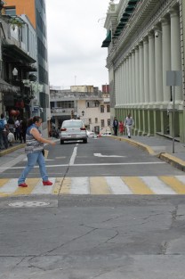 Conforme lo anunciado, desde esta mañana la calle Leandro Valle, en el centro de Xalapa, cambió el sentido de su circulación debido a las obras de remoelación  en la avenida Enríquez. 
