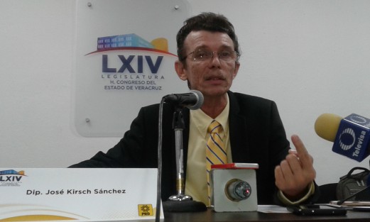 El presidente de la Comisión Permanente de Salud y Asistencia de la LXIV Legislatura del Estado, diputado José Kirsch Sánchez dijo que en Veracruz ha habido mejoras en la infraestructura de diversos hospitales, sin embargo –añadió- es necesario reforzar las medidas para que todos los nosocomios de la entidad cuenten con los insumos necesarios para brindar una atención de calidad para las y los ciudadanos.
