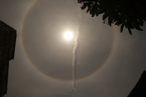 El fenómeno solar llamado Parhelio, se pudo apreciar este mediodía en la ciudad de Veracruz. Particulas de hielo refractan la luz del sol y se forma un halo de colores alrededor de este. 