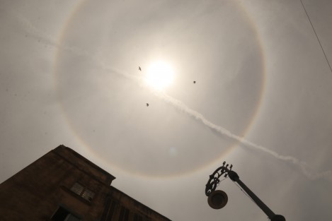 El fenómeno solar llamado Parhelio, se pudo apreciar este mediodía en la ciudad de Veracruz. Particulas de hielo refractan la luz del sol y se forma un halo de colores alrededor de este. 