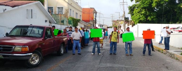 Vecinos de la comunidad Las Cazuelas y diversas colonias del municipio de Papantla, realizaron una manifestación en las inmediaciones de la oficina de la Comisión Federal de Electricidad (CFE) y bloquearon la calle Benito Juárez, como protesta por la falta de servicios de luz eléctrica y obras de electrificaciones inconclusas.