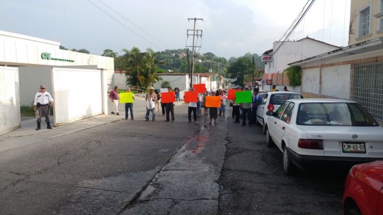 Vecinos de la comunidad Las Cazuelas y diversas colonias del municipio de Papantla, realizaron una manifestación en las inmediaciones de la oficina de la Comisión Federal de Electricidad (CFE) y bloquearon la calle Benito Juárez, como protesta por la falta de servicios de luz eléctrica y obras de electrificaciones inconclusas.