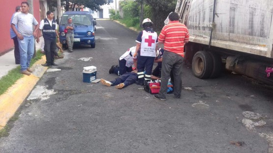 Un trabajador de Limpia Pública del Ayuntamiento de Xalapa murió mientras estaba realizando su labor, ya que al parecer perdió el equilibrio y cayó de la parte superior del camión recolector.Autoridades municipales están brindando todo su apoyo a sus familiares. 