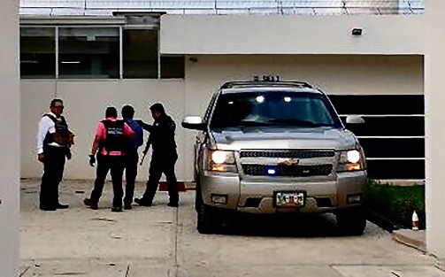 Antonio Contreras - Elementos de la Policía Ministerial aprehendieron a Isaías Alonso Salas, ex subdirector administrativo de la Comisión de Espacios de Salud de Veracruz durante el gobierno de Javier Duarte de Ochoa, al parecer también por irregularidades en la construcción de la Torre Pediátrica.  
