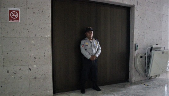 A puerta cerrada la sala de sesiones del Congreso,  por sesión, pero fotográfica. 