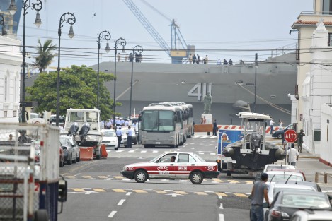 El buque <em>Papaloapan</em> de la Secretaría de Marina Armada de México, se encuentra atracado en el muelle de la T del puerto de Veracruz, realizando algunas maniobras. 
