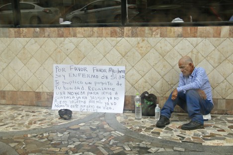 Uh hombre que asegura se encuentra enfermo de SIDA, pide ayuda sobre la avenida Independencia para poder regresar con su familia a Guadalajara. Hasta el momento está persona no ha sido canalizada a ningún albergue del DIF municipal ni ha recibido atención médica. 