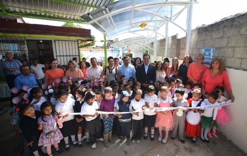 El alcalde de Xalapa, Américo Zúñiga, entregó obras de mejora en el Jardín de Niños Alfonso Pruneda y en la Telesecundaria Jesús Reyes Heroles, en la colonia El Olmo, ahí, recordó que la presente administración municipal ha destinado más de 50 millones de pesos para abatir el rezago en infraestructura educativa, <em>y no me arrepiento, es la mejor inversión que podemos hacer</em>.
