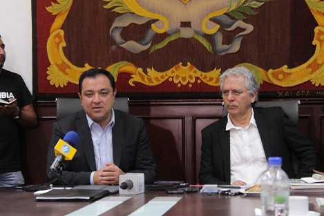 Si bien es cierto que la ley señala cuáles son los momentos en los que se debe de llevar a cabo el proceso de entrega recepción, Xalapa tiene muchos retos y el desarrollo de nuestra ciudad debe de estar por encima de cualquier implicación político partidista, afirmó el presidente municipal Américo Zúñiga Martínez después de sostener una reunión con el alcalde electo Hipólito Rodríguez Herrero y su equipo de trabajo.

