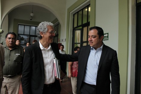 Los alcaldes de Xalapa, en funciones, Américo Zúñiga, y electo, Hipólito Rodríguez tuvieron este jueves una reunión de trabajo de cara al relevo de aministración. Tanto  Américo Zúñiga como Hipólito Rodríguez reiteraron su compromiso de realizar la entrega -recepción en un ámbito de transparencia y cordialidad, pues el proceso electoral quedó atrás y es momento de trabajar por Xalapa y sus habitantes. 
