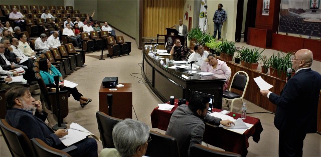 Diputados locales se reunieron con representantes de organizaciones sindicales y  de pensionados, para analizar la situación en que se encuentran las finanzas del IPE.