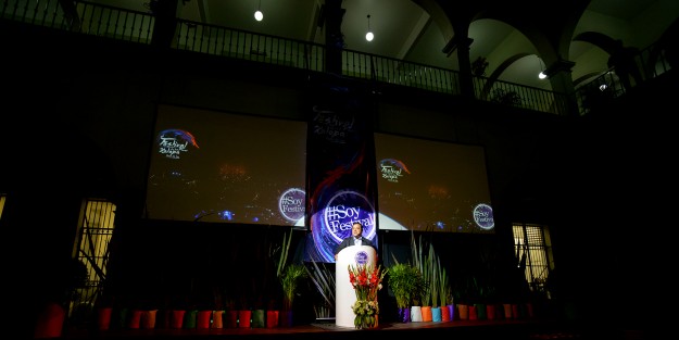 El alcalde Américo Zúñiga destacó la participación de diversos grupos para la realización del Festival de las Flores, Xalapa llena de Luz. 