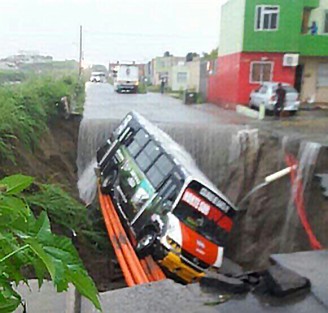 Un autobús de pasajeros fue tragado por un hundimiento en calles del Fraccionamiento Oasis, en el norte de la ciudad de Veracruz, alrededor de las 06:00 horas de este viernes cuando el chofer del autobús con ruta Colinas de Santa Fe –Norte Sur se dirigía a la terminal para iniciar la ruta.