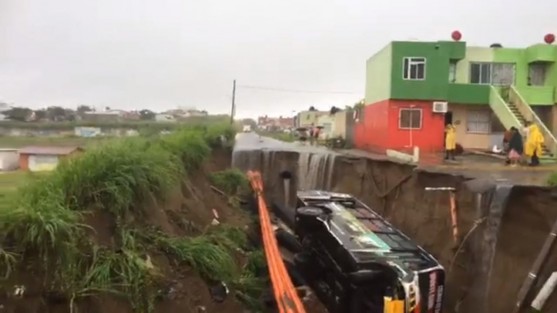 Un autobús de pasajeros fue tragado por un hundimiento en calles del Fraccionamiento Oasis, en el norte de la ciudad de Veracruz, alrededor de las 06:00 horas de este viernes cuando el chofer del autobús con ruta Colinas de Santa Fe –Norte Sur se dirigía a la terminal para iniciar la ruta.
