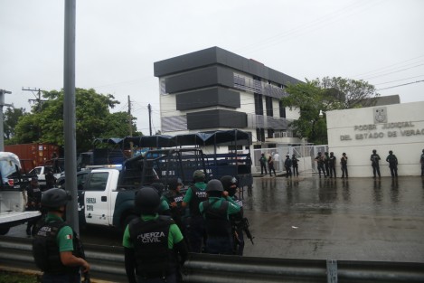 Un fuerte operativo de seguridad se montó afuera de los juzgados del Poder Judicial del Estado de Veracruz. En la movilización participaron elementos de la Fuerza Civil, MARINA, Seguridad Pública, PFP y Policía Ministerial. Aún nose confirma la finalidad del operativo.
