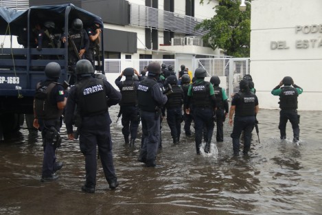 Un fuerte operativo de seguridad se montó afuera de los juzgados del Poder Judicial del Estado de Veracruz. En la movilización participaron elementos de la Fuerza Civil, MARINA, Seguridad Pública, PFP y Policía Ministerial. Aún nose confirma la finalidad del operativo.