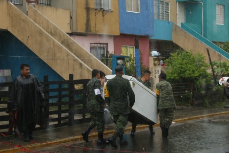 Luego del  gran deslave que se registró en el fraccionamiento El Oasis en la ciudad de Veracruz, donde un autobús  del servicio urbano fue tragado por completo, personal de la SEDENA implementó el Plan DN-III y evacuó algunas viviendas.