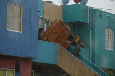 Luego del  gran deslave que se registró en el fraccionamiento El Oasis en la ciudad de Veracruz, donde un autobús  del servicio urbano fue tragado por completo, personal de la SEDENA implementó el Plan DN-III y evacuó algunas viviendas.