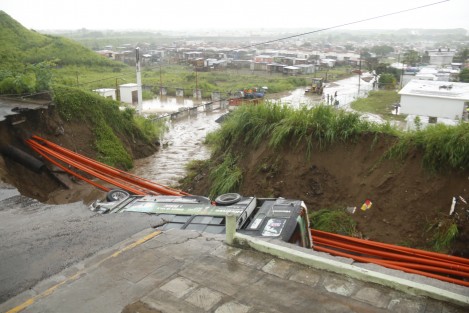 Luego del  gran deslave que se registró en el fraccionamiento El Oasis en la ciudad de Veracruz, donde un autobús  del servicio urbano fue tragado por completo, personal de la SEDENA implementó el Plan DN-III y evacuó algunas viviendas.