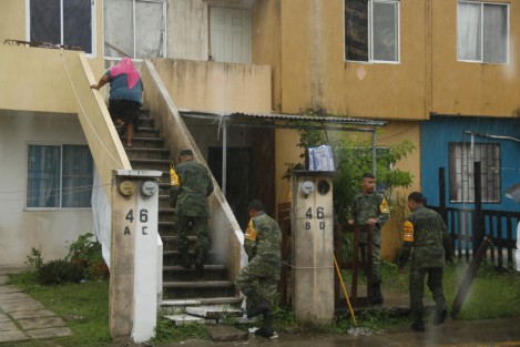 Luego del  gran deslave que se registró en el fraccionamiento El Oasis en la ciudad de Veracruz, donde un autobús  del servicio urbano fue tragado por completo, personal de la SEDENA implementó el Plan DN-III y evacuó algunas viviendas.