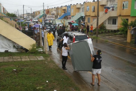 Luego del  gran deslave que se registró en el fraccionamiento El Oasis en la ciudad de Veracruz, donde un autobús  del servicio urbano fue tragado por completo, personal de la SEDENA implementó el Plan DN-III y evacuó algunas viviendas.