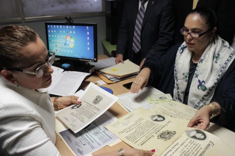 La Rectora de la Universidad Veracruzana y aspirante a un segundo periodo en el cargo, Sara Ladrón de Guevara, acudió este día a la Junta de Gobierno de esa institución, para registrarse y poder contender por el mismo al igual que el resto de aspirantes, llevando una gran ventaja.