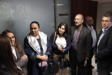 La Rectora de la Universidad Veracruzana y aspirante a un segundo periodo en el cargo, Sara Ladrón de Guevara, acudió este día a la Junta de Gobierno de esa institución, para registrarse y poder contender por el mismo al igual que el resto de aspirantes, llevando una gran ventaja.