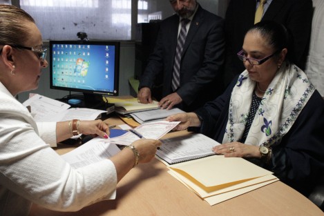 La Rectora de la Universidad Veracruzana y aspirante a un segundo periodo en el cargo, Sara Ladrón de Guevara, acudió este día a la Junta de Gobierno de esa institución, para registrarse y poder contender por el mismo al igual que el resto de aspirantes, llevando una gran ventaja.