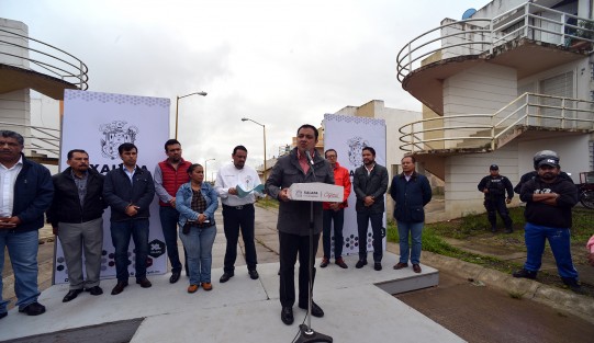 Después de dialogar por más de 40 minutos con algunos vecinos inconformes, el alcalde de Xalapa, Américo Zúñiga dio el banderazo de inico de la red de electrificación en el fraccionamiento Santa Fe, antes casa Homex.