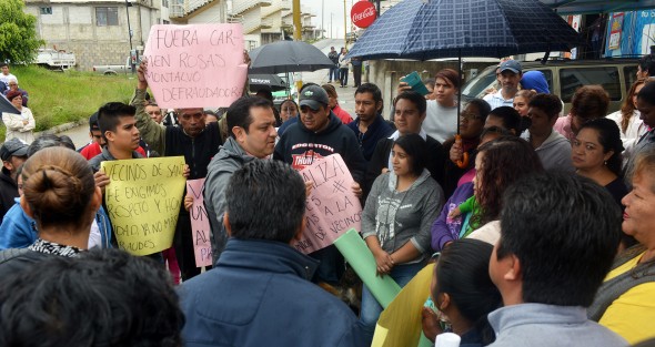 Los inconformes se quejaron de que la señora Carmen Rosas les quiere cobrar una vez más una cuota por la red eléctrica que muchos ya pagaron, por lo que pidieron al alcalde se desconozca como lideresa de este fraccionamiento.