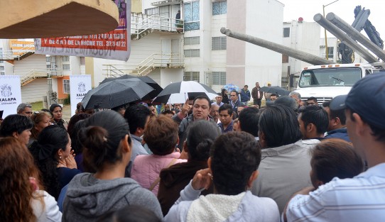 Esta administración privilegia el diálogo social y la participación ciudadana como vía para resolver los problemas que tiene el municipio, expresó el alcalde Américo Zúñiga Martínez, al dar el banderazo de inicio de la ampliación de la red eléctrica en el fraccionamiento Lomas de Santa Fe.