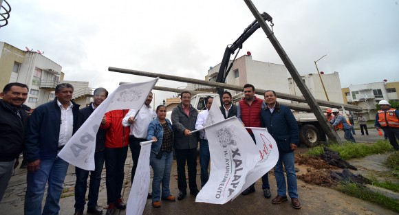 Esta administración privilegia el diálogo social y la participación ciudadana como vía para resolver los problemas que tiene el municipio, expresó el alcalde Américo Zúñiga Martínez, al dar el banderazo de inicio de la ampliación de la red eléctrica en el fraccionamiento Lomas de Santa Fe.
