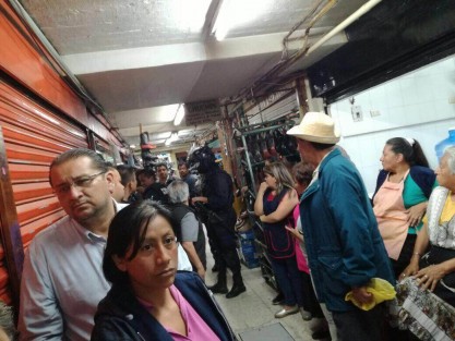 Locatarios del Mercado Jáuregui discutieron con autoridades de Comercio y policías, quienes pretendían clausurar un local de comida, sin embargo los vendedores aseguran que habían acordado con el Ayuntamiento el pago de adeudos en forma gradual.  