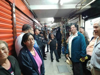 Locatarios del Mercado Jáuregui discutieron con autoridades de Comercio y policías, quienes pretendían clausurar un local de comida, sin embargo los vendedores aseguran que habían acordado con el Ayuntamiento el pago de adeudos en forma gradual.  