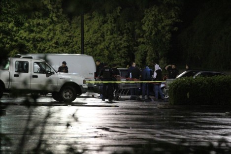 La noche de este sábado un chofer de camiones de transportes de carga fue asesinado a balazos por desconocidos que le dispararon desde un auto blanco, cuando se subía a su auto en el estacionamiento de Costco de Xalapa.