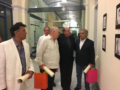 Acompañados del Cónsul de México en Puerto Rico, Orlando Arvizu Lara, los caricaturistas mexicanos recorrieron la exposición  <em>Iconos del humorismo mexicano</em> . 