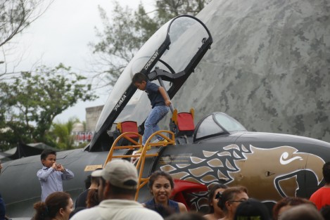 Este domingo de realizó la clausura de la exposición militar <em>Fuerzas Armadas...Pasión por Servir a México</em> que estuvo a lo largo de un mes abierta al público en general en las instalaciones de la Feria Ganadera de Ylang Ylang,en Boca del Río.