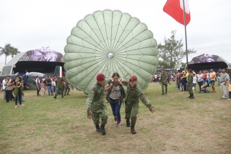 Este domingo de realizó la clausura de la exposición militar <em>Fuerzas Armadas...Pasión por Servir a México</em> que estuvo a lo largo de un mes abierta al público en general en las instalaciones de la Feria Ganadera de Ylang Ylang,en Boca del Río.