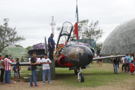 Este domingo de realizó la clausura de la exposición militar <em>Fuerzas Armadas...Pasión por Servir a México</em> que estuvo a lo largo de un mes abierta al público en general en las instalaciones de la Feria Ganadera de Ylang Ylang,en Boca del Río.