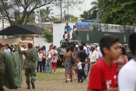 Este domingo de realizó la clausura de la exposición militar <em>Fuerzas Armadas...Pasión por Servir a México</em> que estuvo a lo largo de un mes abierta al público en general en las instalaciones de la Feria Ganadera de Ylang Ylang,en Boca del Río.